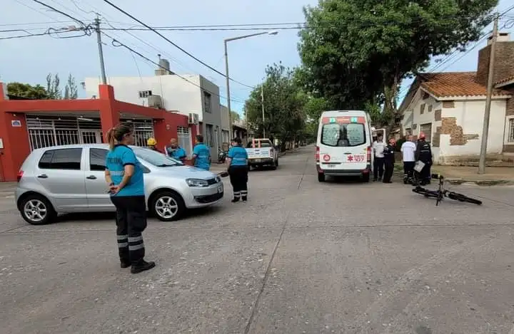 Venado Tuerto: choque entre auto y bicicleta deja una mujer lesionada
