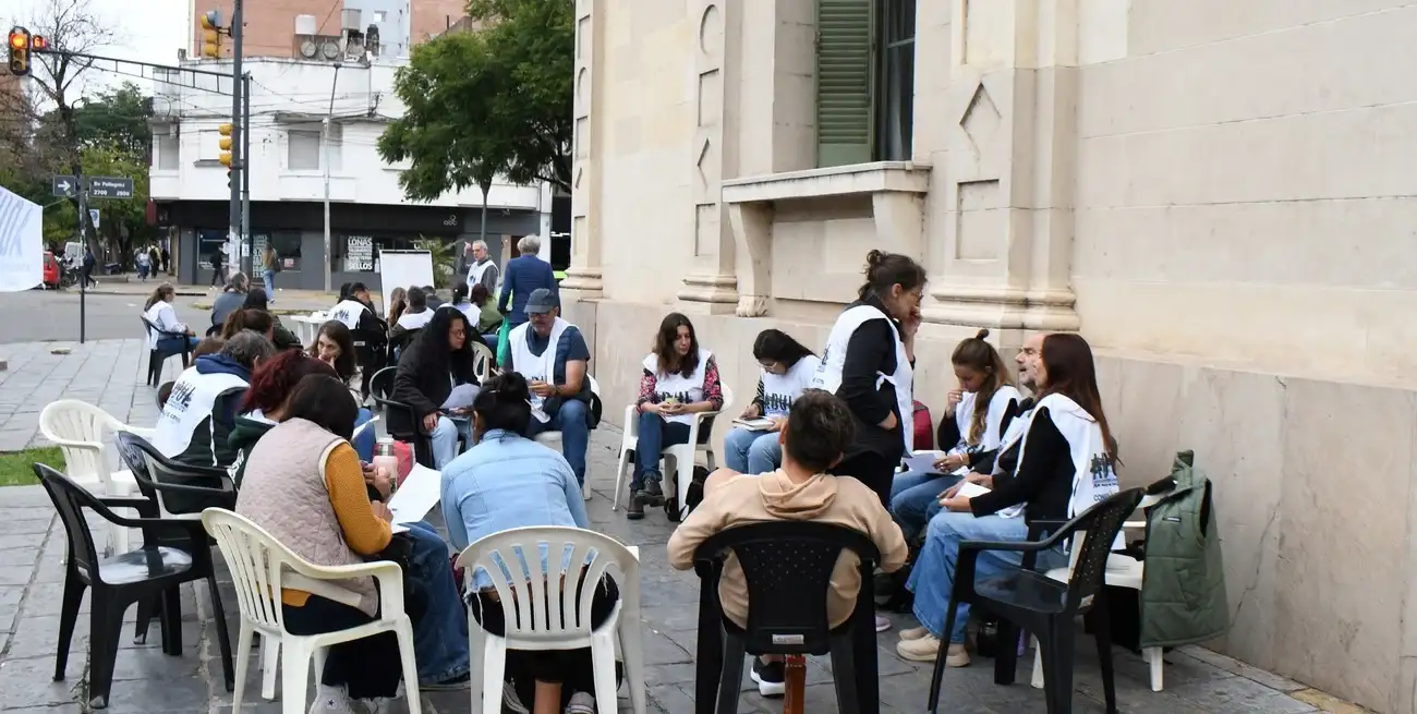Una de las clases públicas que realizaron los docentes de la UNL en el marco de su reclamo salarial. Foto: Luis Cetraro