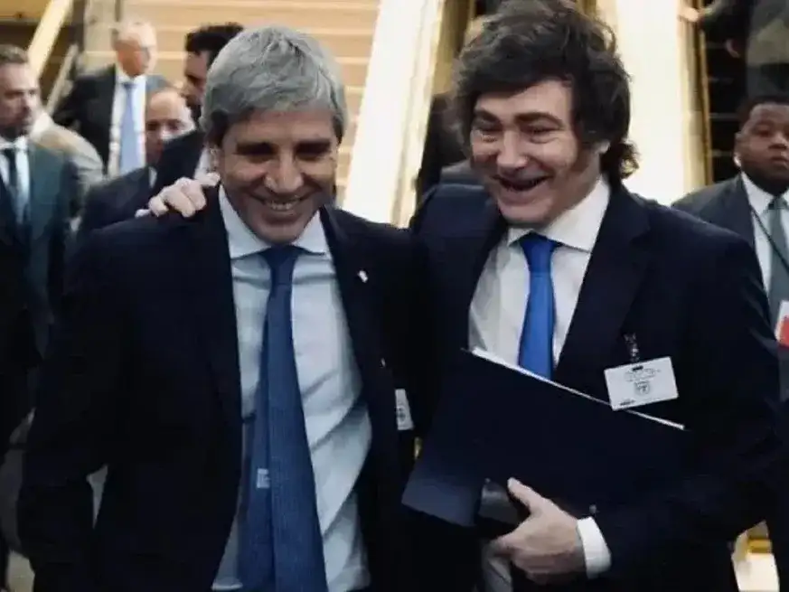 Javier Milei junto a Luis Caputo, su ministro de Economía.