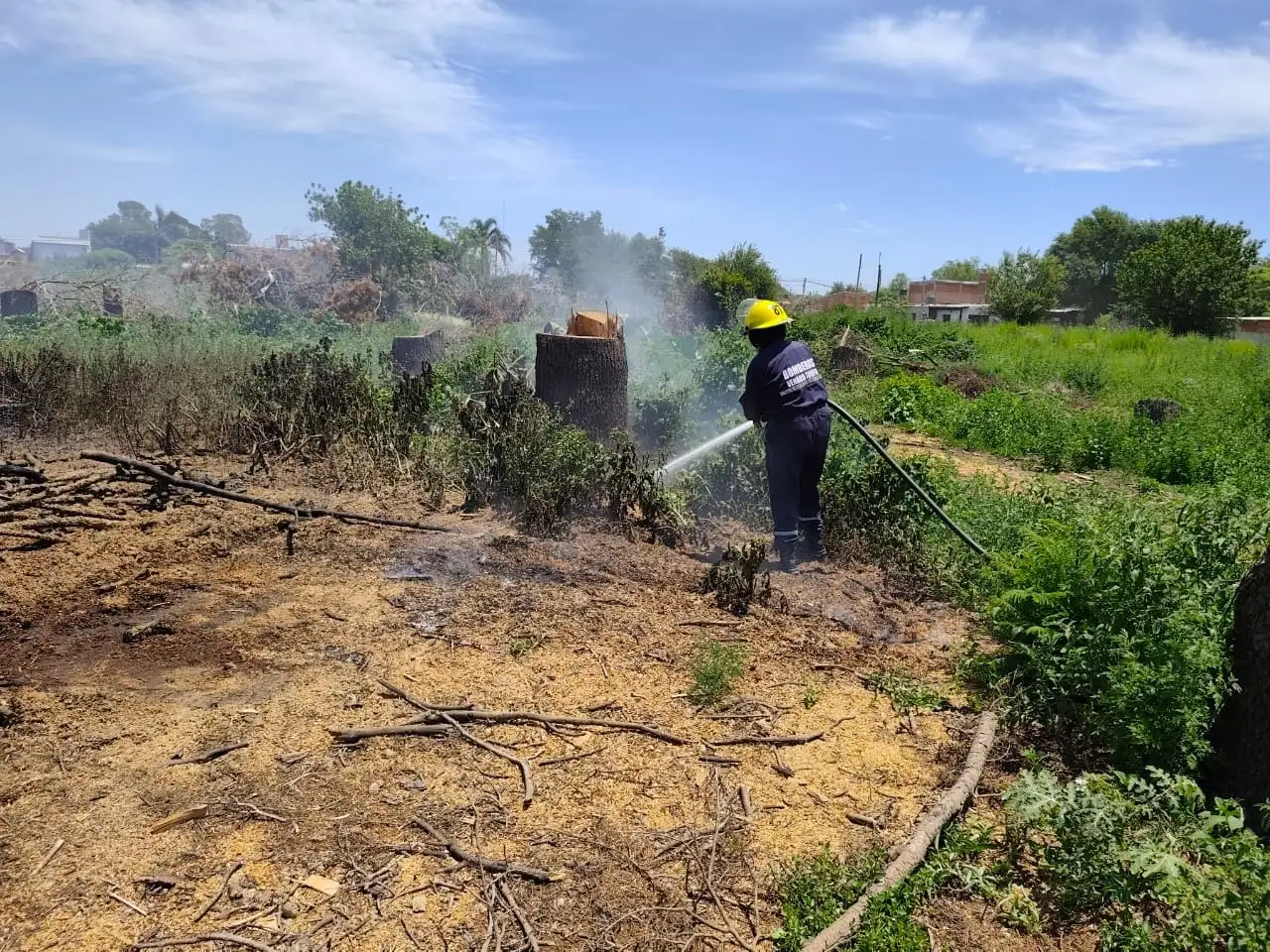 Bomberos trabajaron para sofocar las llamas.