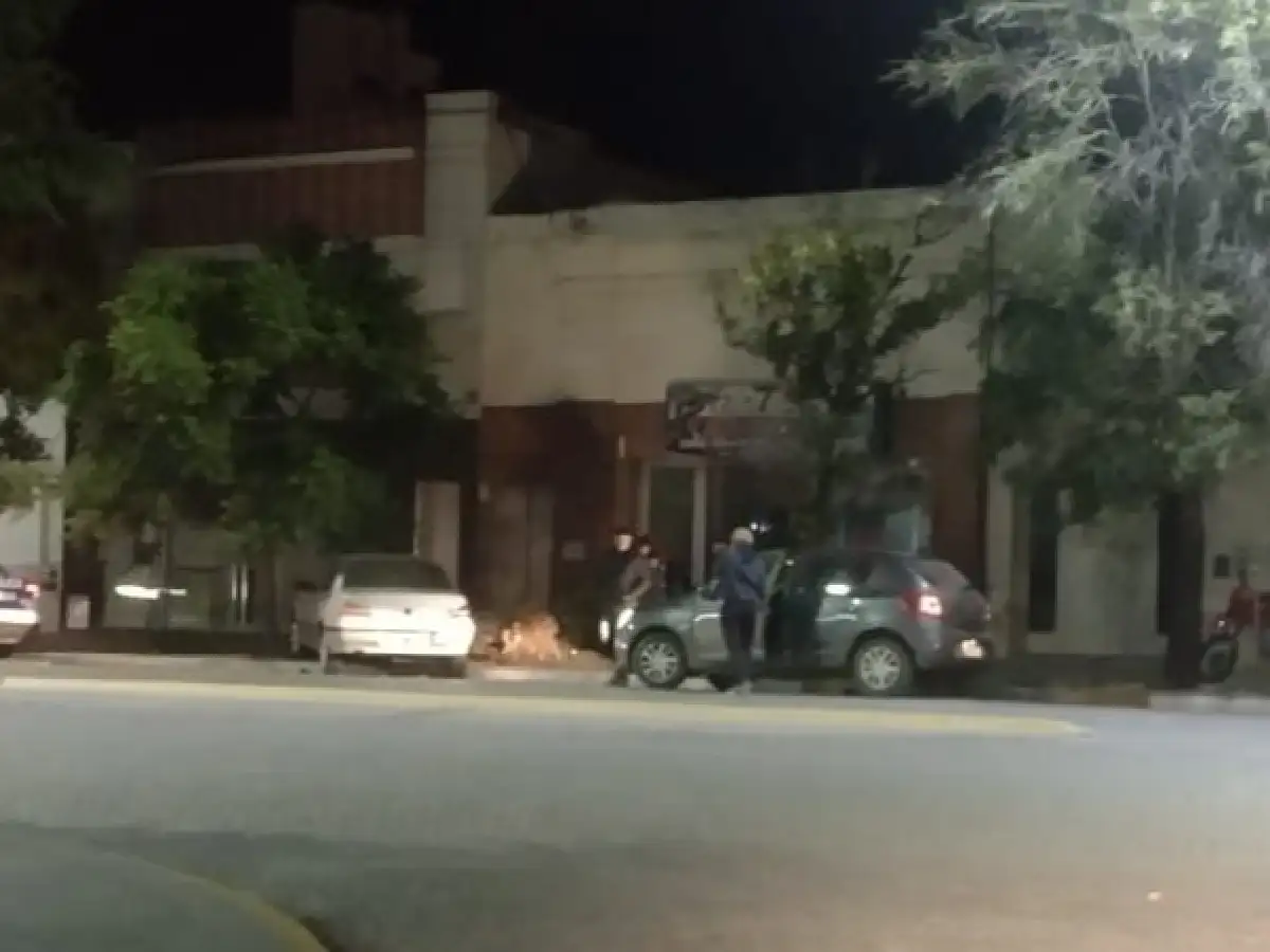 Se durmió al volante y  terminó contra un árbol