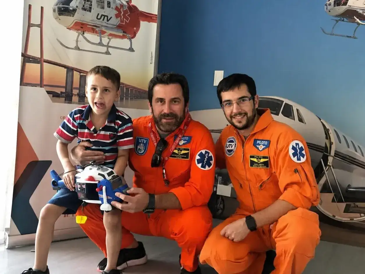 En el verano de 2020, el pequeño Emiliano junto al piloto Valenzuela y el médico. Foto: Gentileza