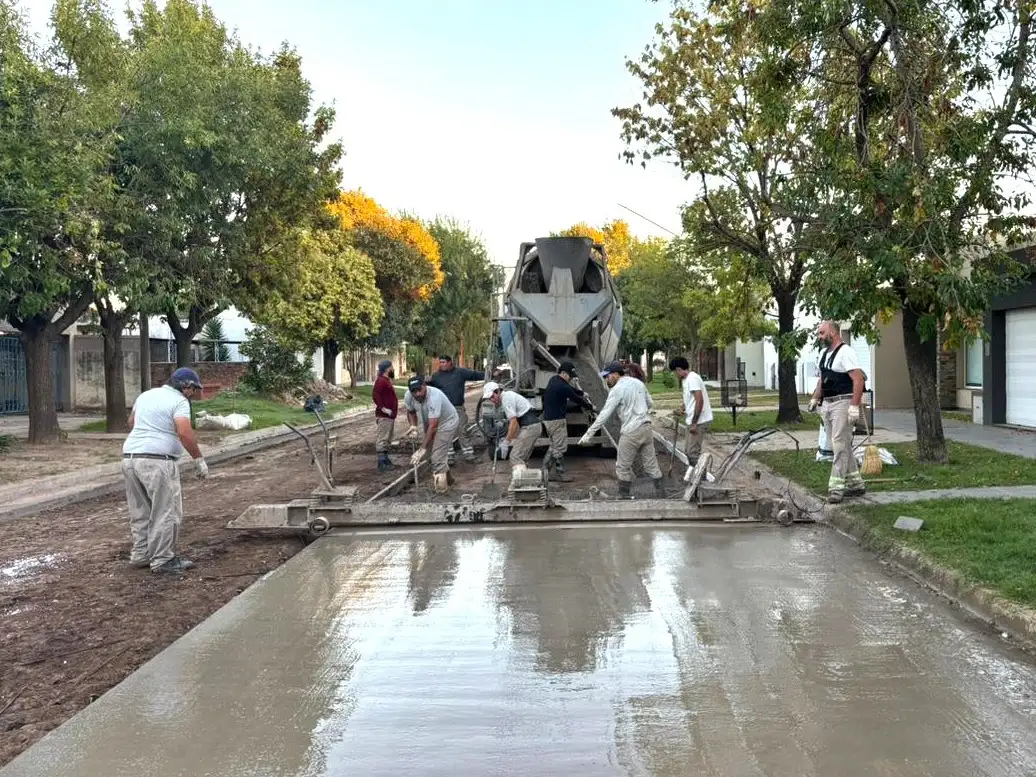 Obras de pavimentación y mejoras en la infraestructura urbana en distintos puntos de la ciudad.