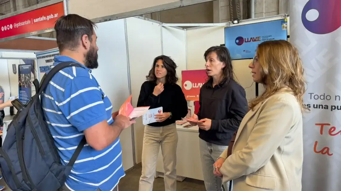 El Programa Llave se consolida como un instrumento público pensado para amortiguar los costos iniciales que exige el mercado inmobiliario, beneficiando tanto a estudiantes universitarios y terciarios como a personas solteras, parejas, familias y adultos mayores.