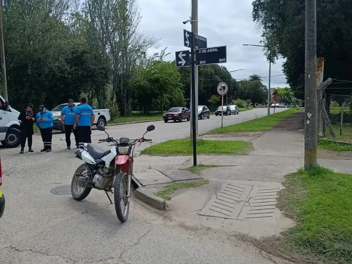En el accidente de 2 de Abril y 3 de Febrero. la camioneta que chocó a una moto no se hallaba en el lugar. Crédito: Bomberos de Venado Tuerto.