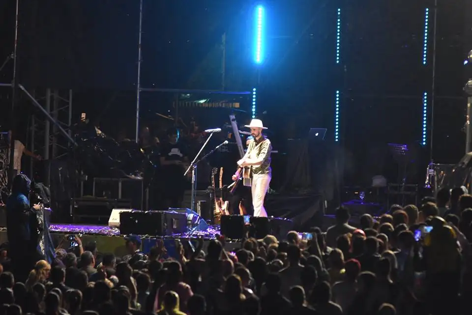 Abel Pintos cerró el Festival del Pescador ante una multitud