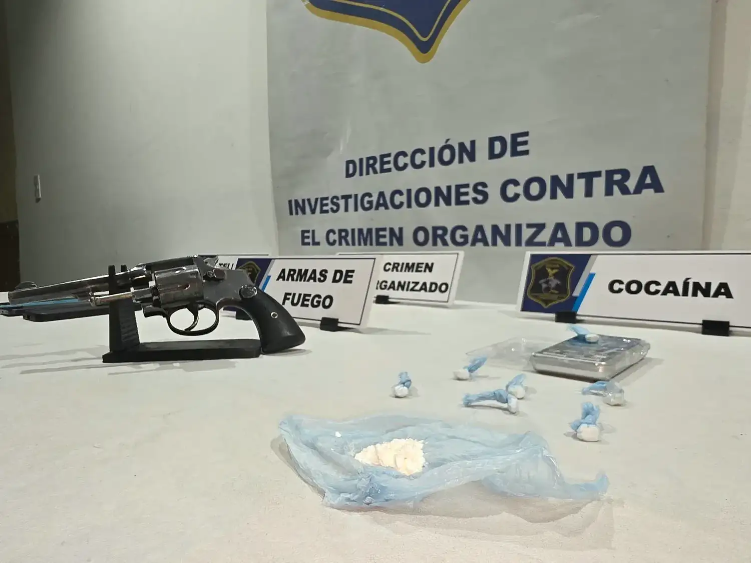 Secuestraron cocaína, un revólver calibre 38, municiones, una balanza de precisión y cinco celulares.