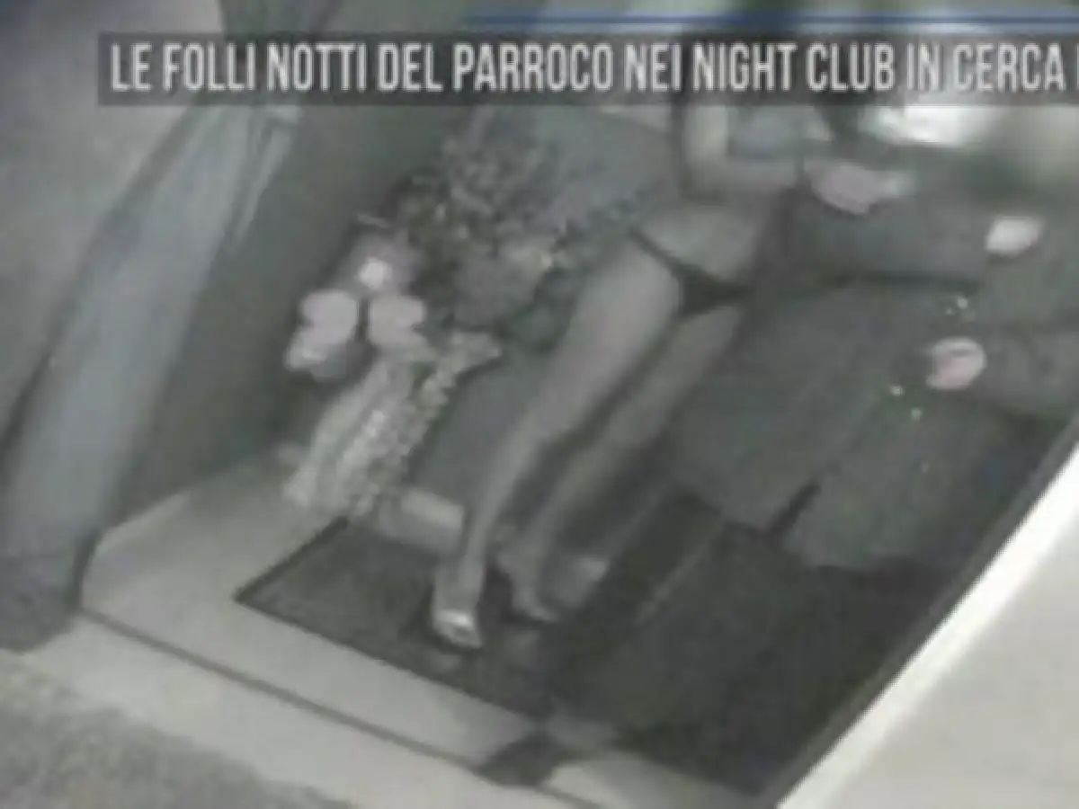 Un sacerdote fue sorprendido en un club nocturno con prostitutas: "Peco y luego me confieso"