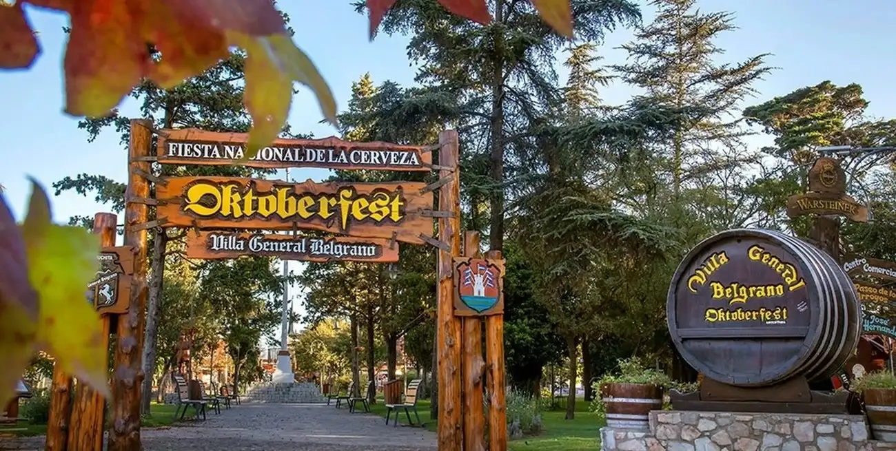 Villa General Belgrano es famosa y muy reconocida, incluso a nivel internacional, por su Oktoberfest. Pero en realidad es un lugar de ensueño, dice la autora, "un mundo en el que la magia brota del arte de los carteles de madera hechos a mano y en las pequeñas figuras que están en todos lados".