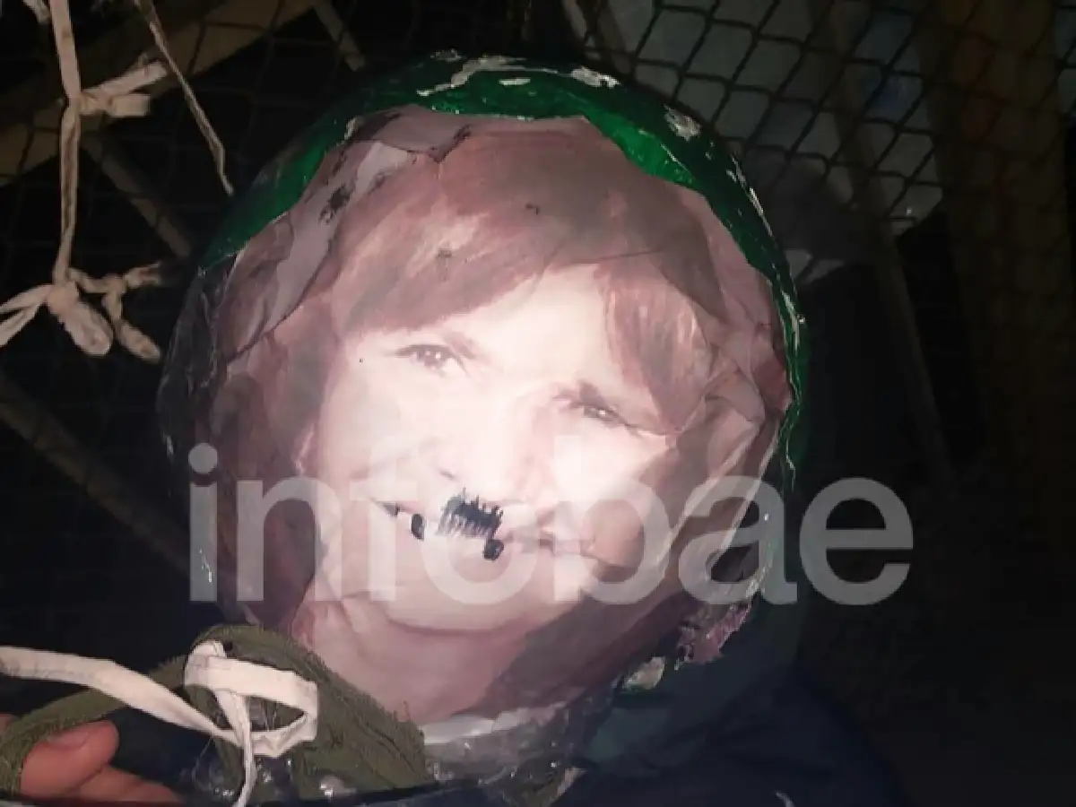 Mensaje mafioso: apareció un muñeco colgado de un puente con vestimenta de Gendarmería y una foto de Patricia Bullrich