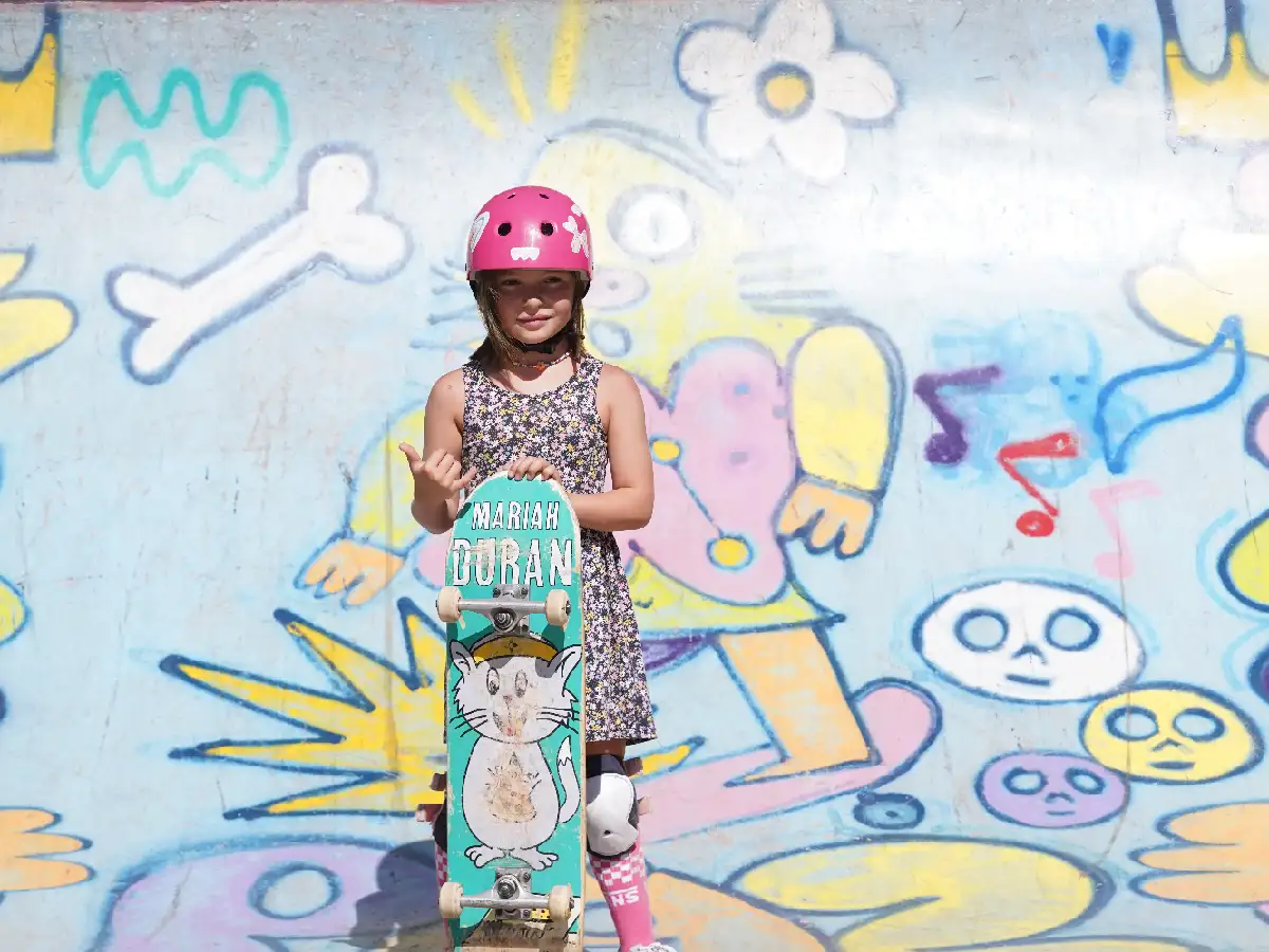 Bernardita flota sobre el skate 