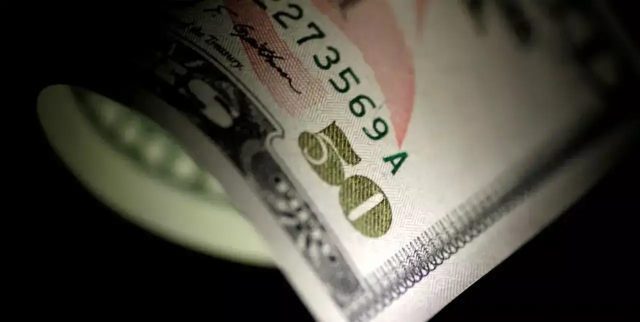 El dólar oficial bajó levemente en los principales bancos del país.