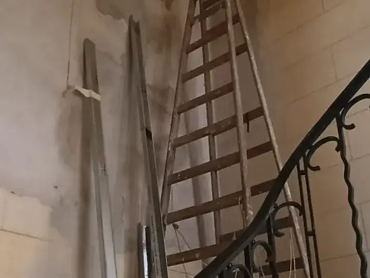 El trabajador cayó de una escalera.