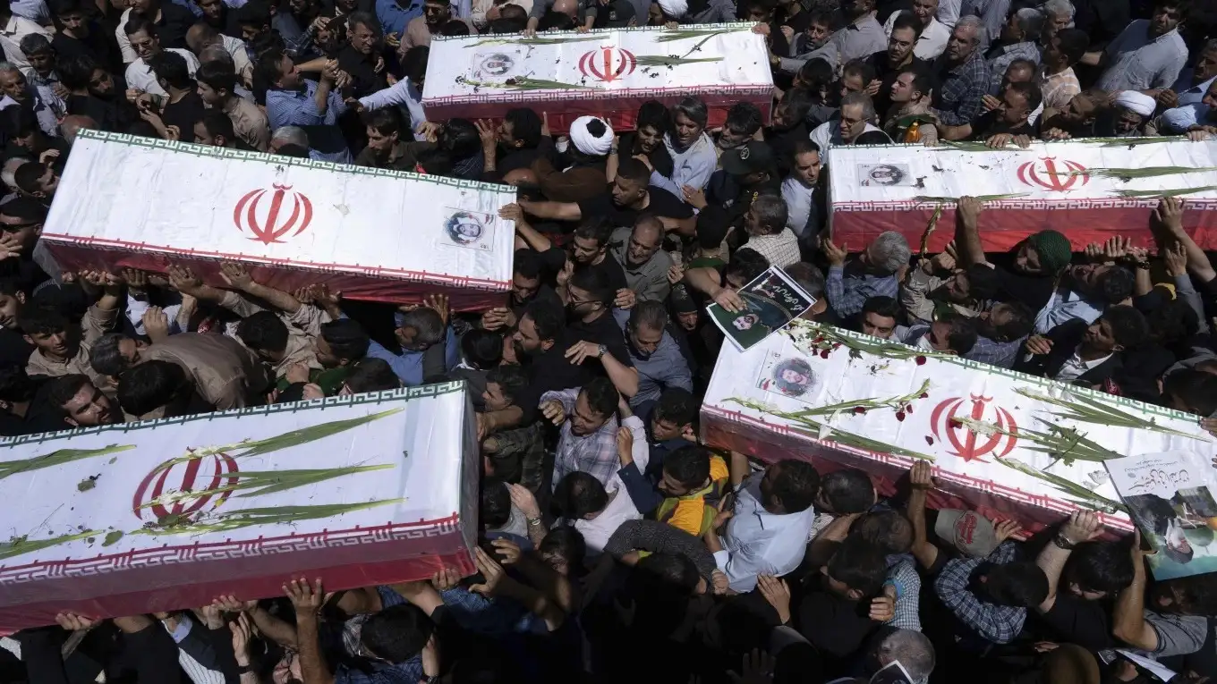 Los dolientes portan los ataúdes envueltos en banderas de cinco hombres, cuyos nombres no fueron revelados de inmediato, presuntamente muertos en ataques israelíes, durante su funeral en la ciudad de Khorramabad, Irán, el lunes 16 de junio de 2025. (Foto AP/Aziz Babanezhad/Agencia de Noticias Tasnim)