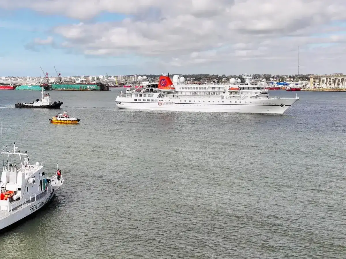 La llegada del buque, procedente de Montevideo, representa una de las iniciativas previstas para impulsar la recuperación del turismo internacional en Mar del Plata.