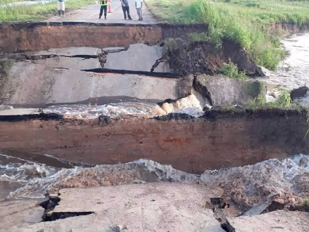 Santa Fe: se hundió un tramo de  la ruta 1 por la presión del agua 