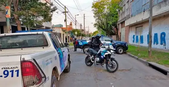 Un suboficial de la Policía Federal se enfrentó a tiros con cuatro presuntos delincuentes que intentaron robarle el auto en Billinghurst.
