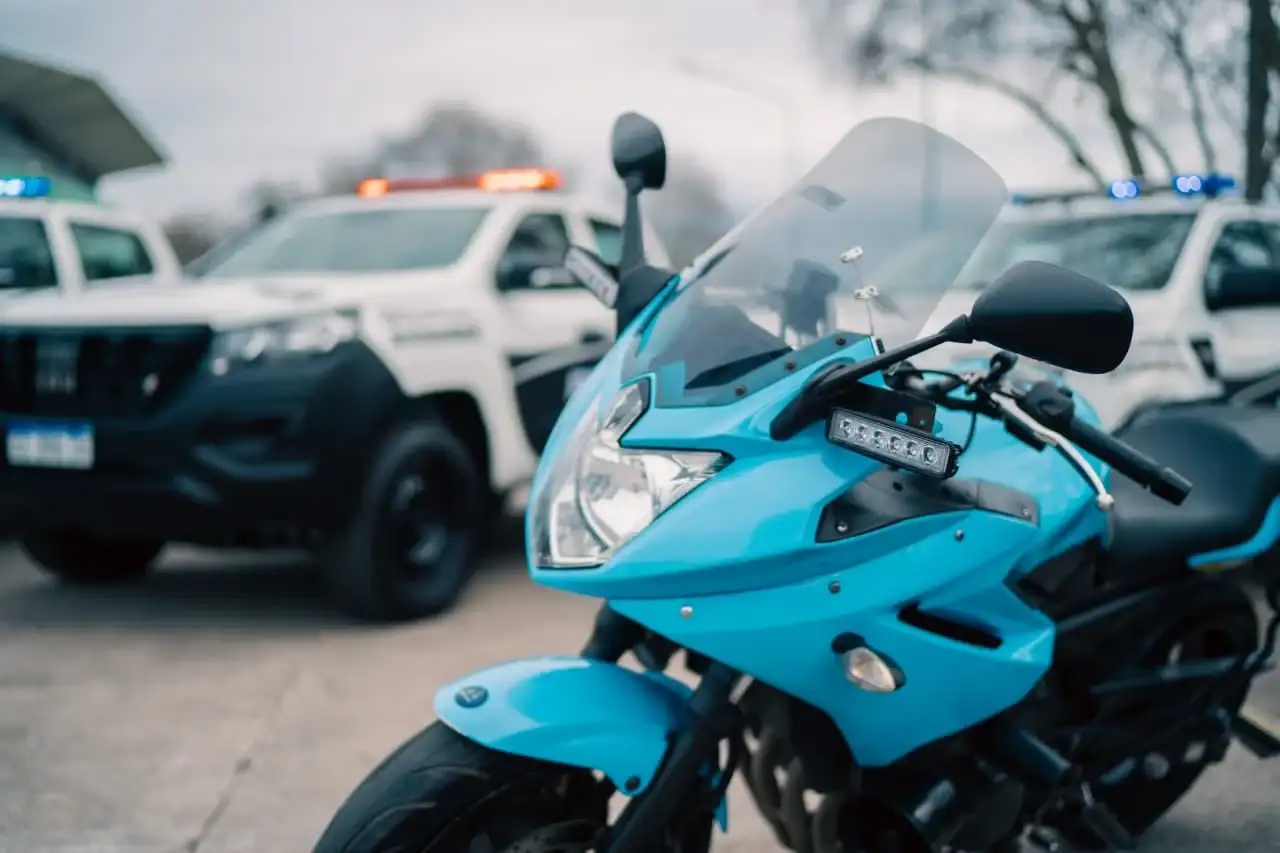 La medida contempla la incorporación de siete camionetas y dos motocicletas destinadas a operativos de seguridad y guardias activas.