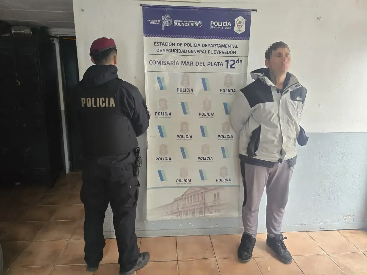 Amenazó con un arma a una comerciante para robarle $35.000