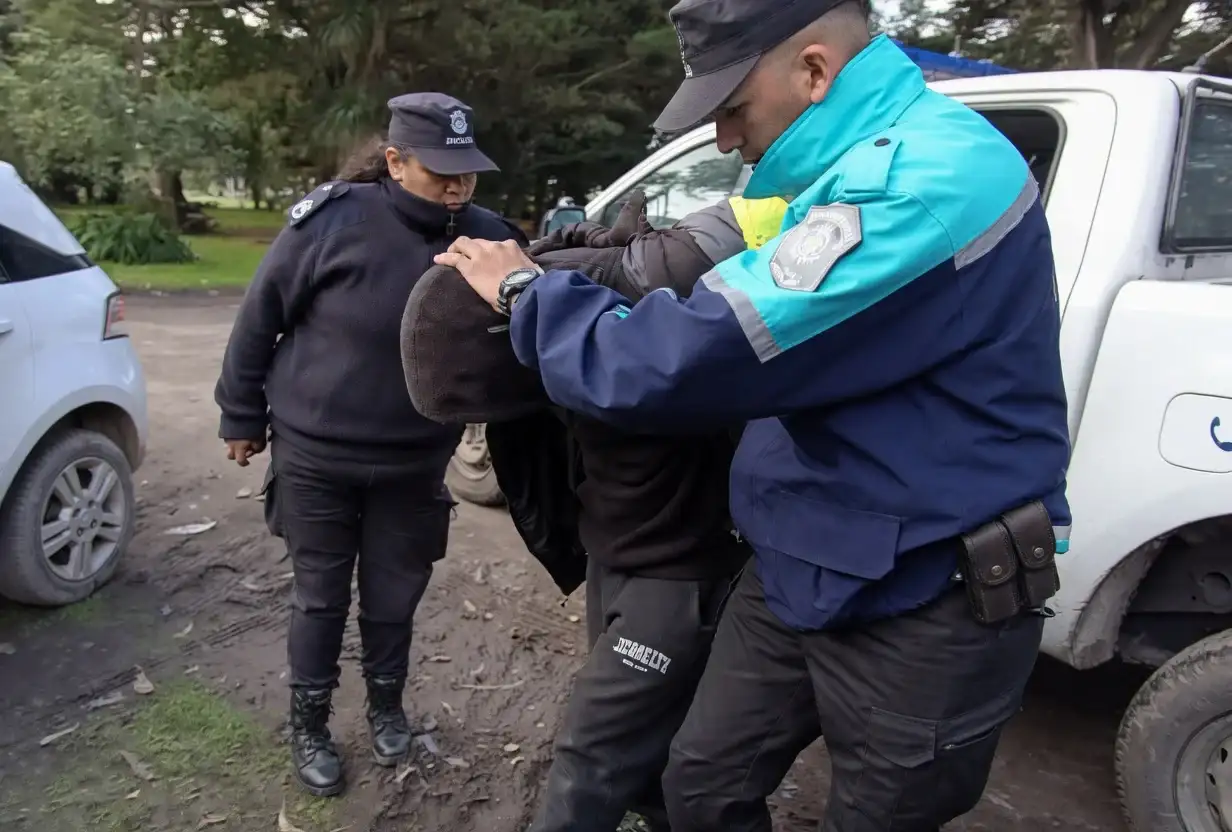 El sospechoso abandonó la motocicleta e intentó refugiarse en un local comercial, donde finalmente fue reducido y aprehendido por los efectivos.