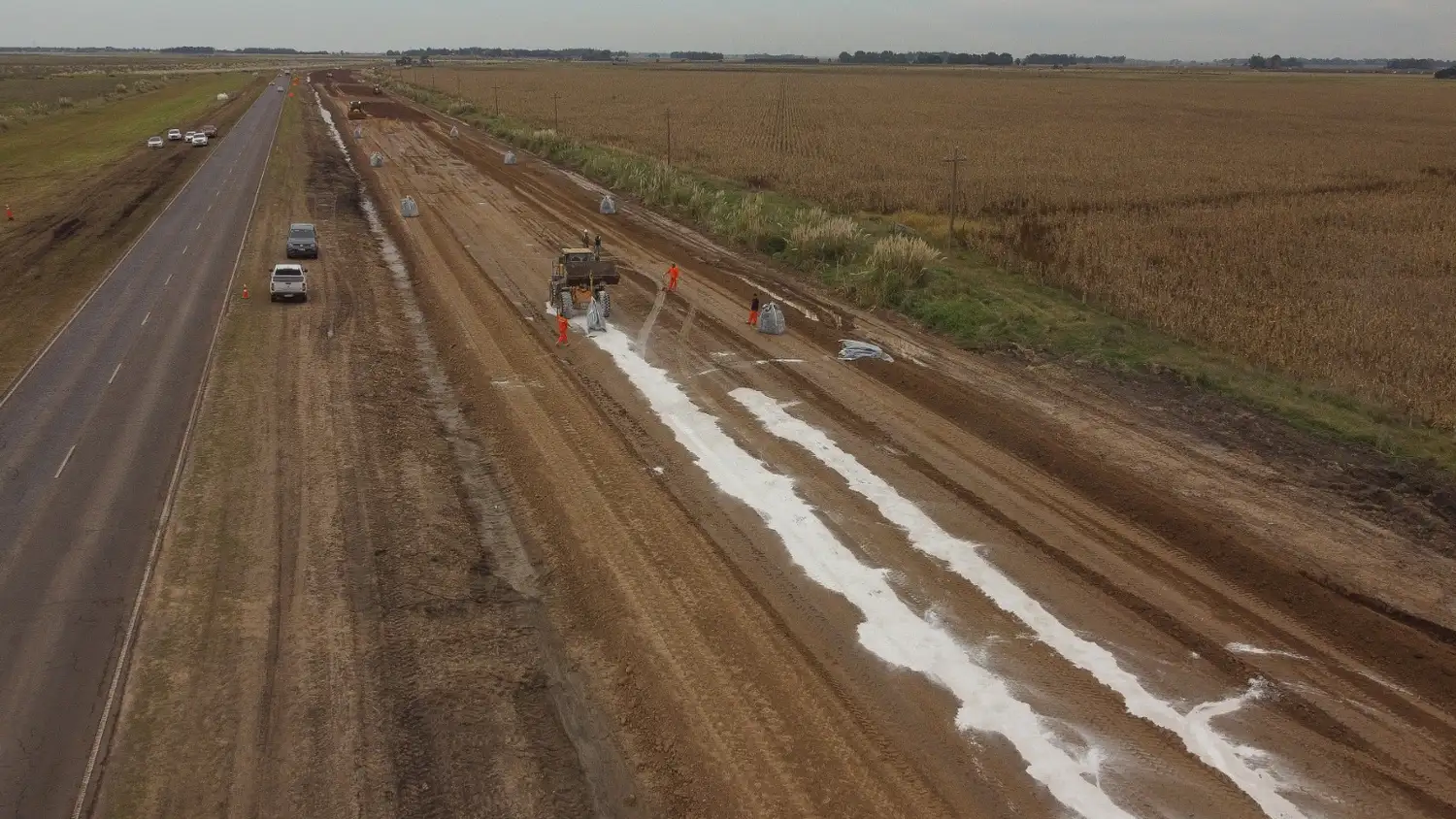 Consiste en la construcción de una segunda calzada y en la repavimentación de la calzada existente.