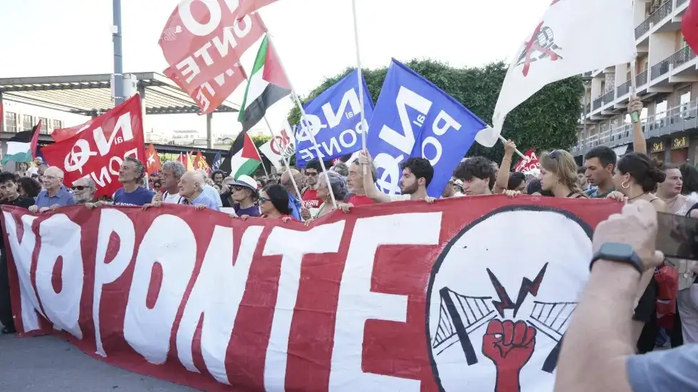 Los manifestantes expresaron su oposición por varias razones: el impacto ambiental, los riesgos sísmicos, el tamaño de la obra y la posibilidad de infiltración mafiosa. (Foto: AP)