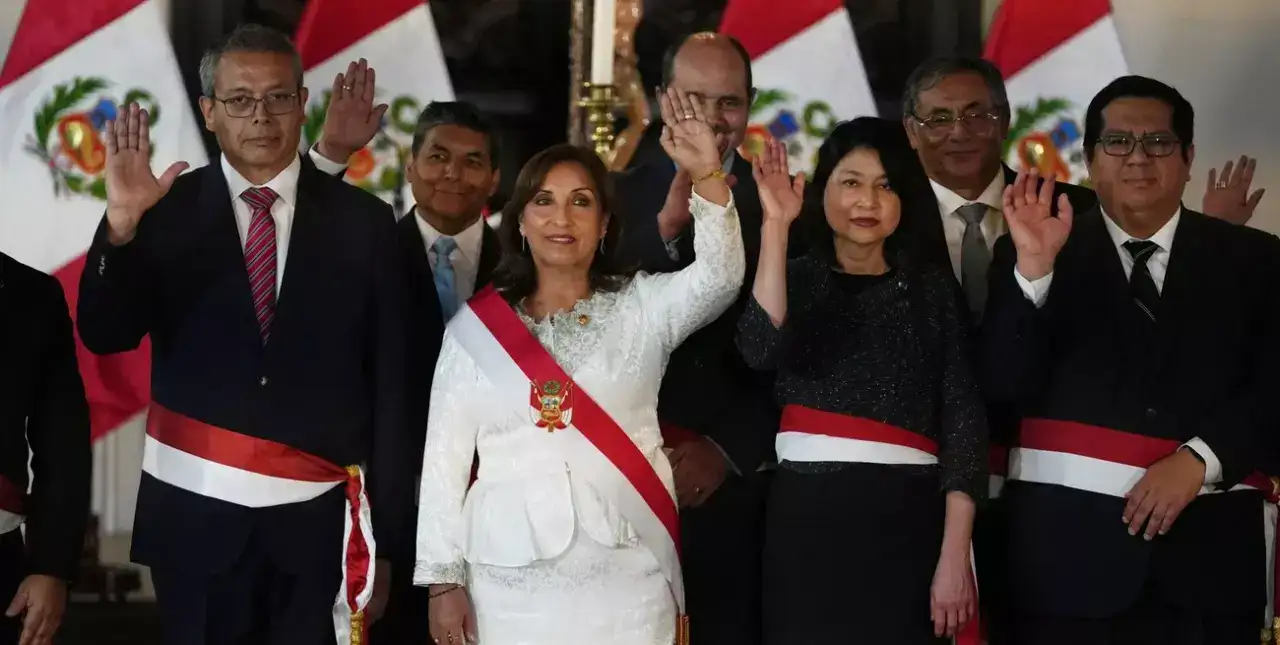 La presidenta Boluarte propone adelantar las elecciones en Perú para abril de 2024