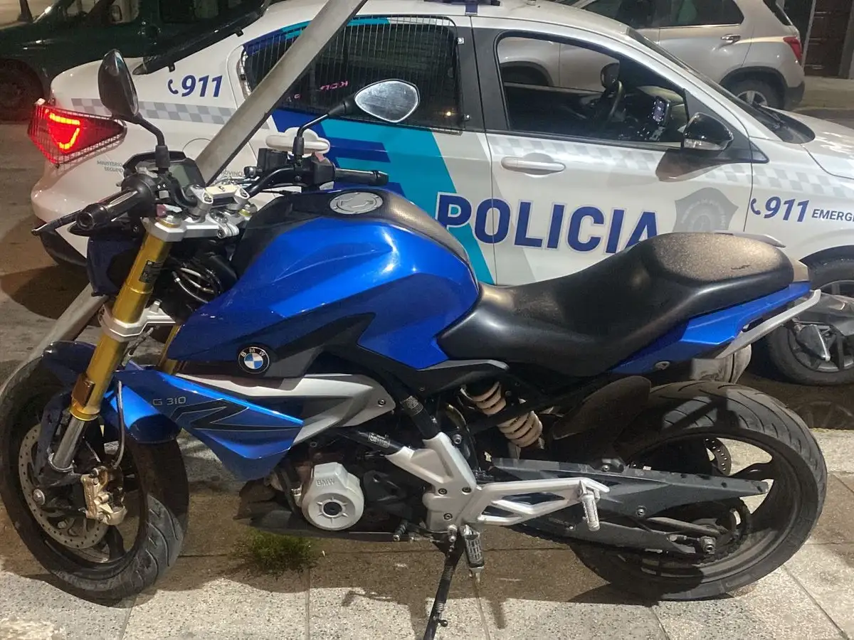 Junto a otro sujeto que se dio a la fuga, forzó el candado de una motocicleta.