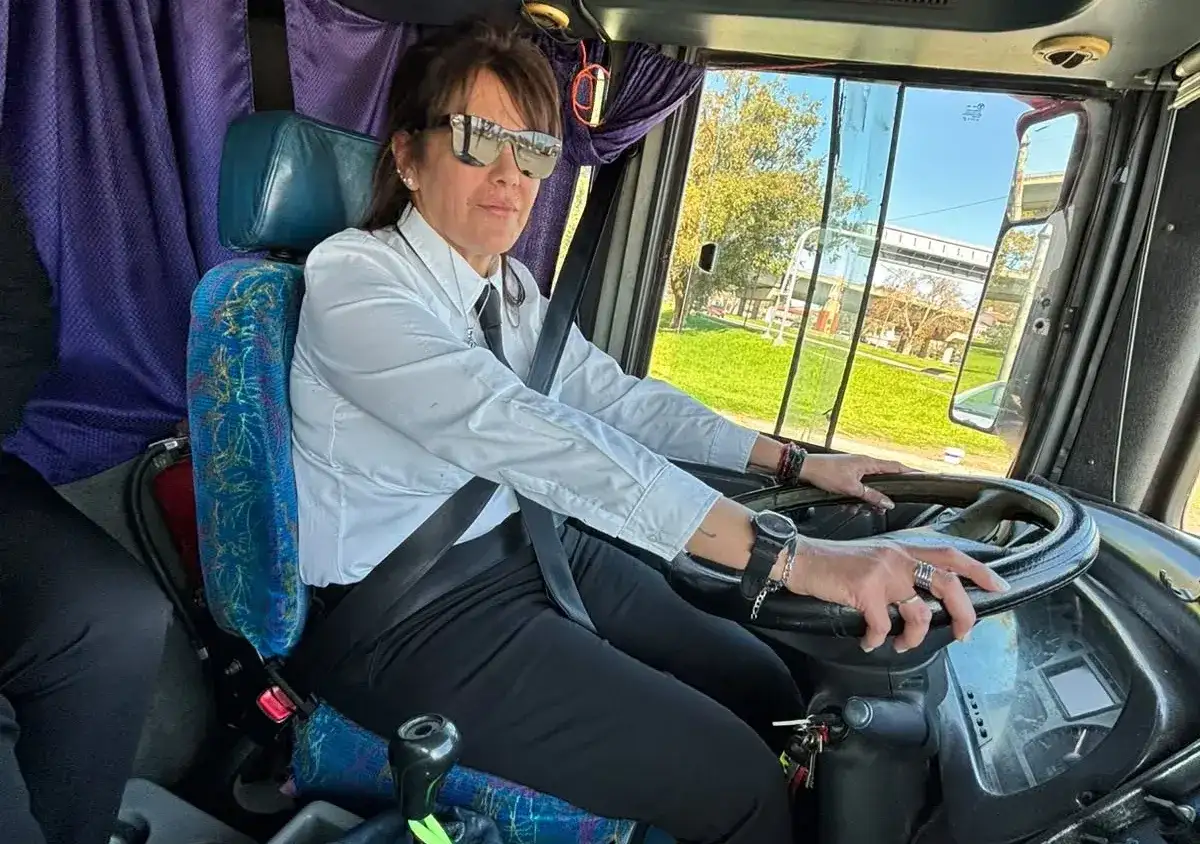Silvia Machado, la primera mujer de San Francisco al volante de un doble piso.