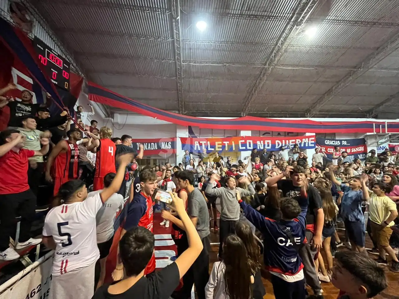 La fiesta es azulgrana: Atlético se quedó con el clásico y el pase a semifinales