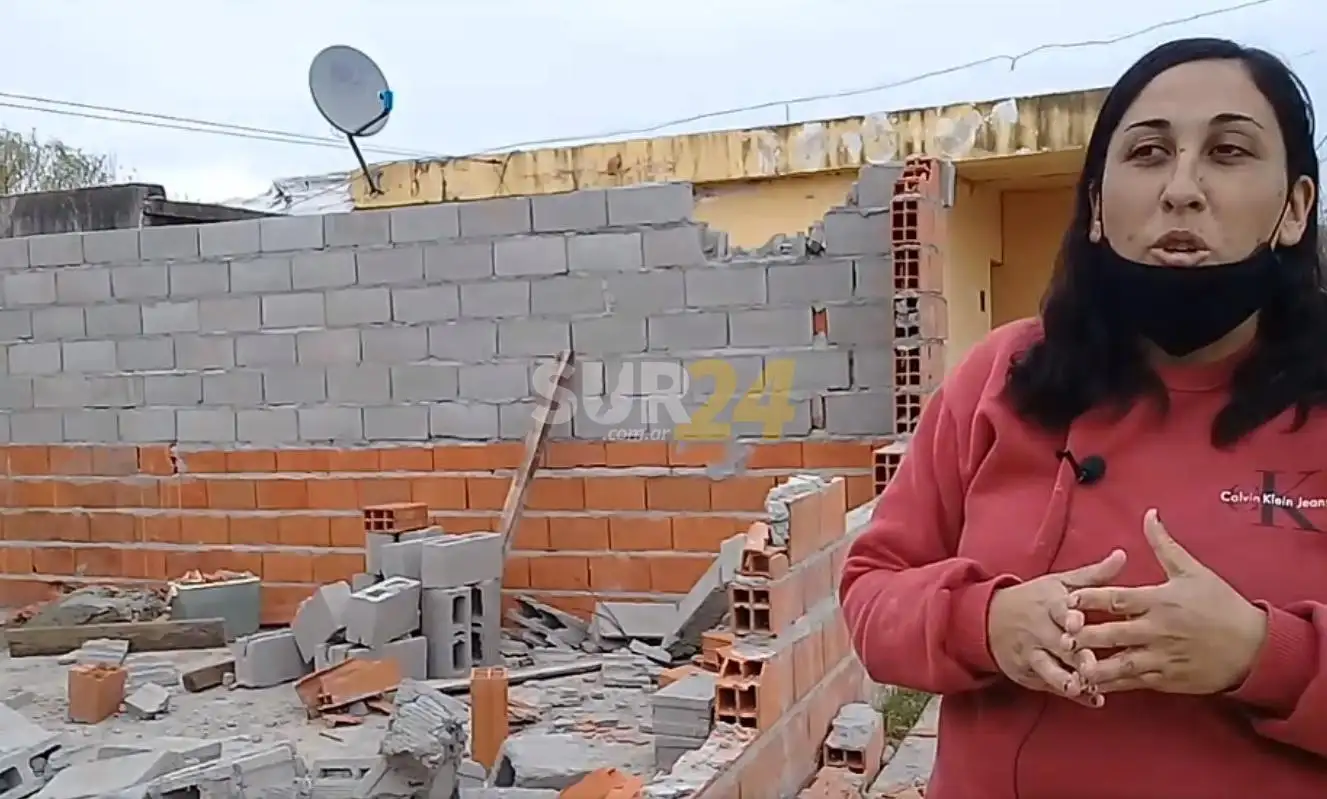 Rufino: no le abrió la puerta al ex marido y le tiró parte de la casa a mazazos