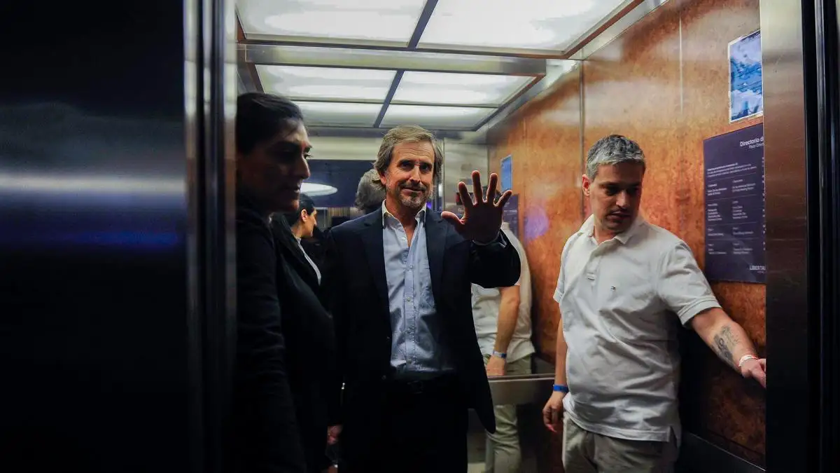 El candidato a diputado por el partido de Javier Milei consideró que es difícil poner en práctica esa idea: "En principio vamos por tierra firme", dijo.
