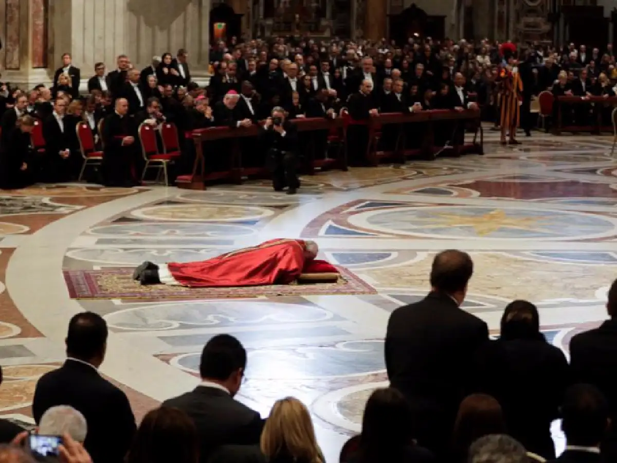 Francisco se postró en la basílica de San Pedro en la conmemoración del viernes santo