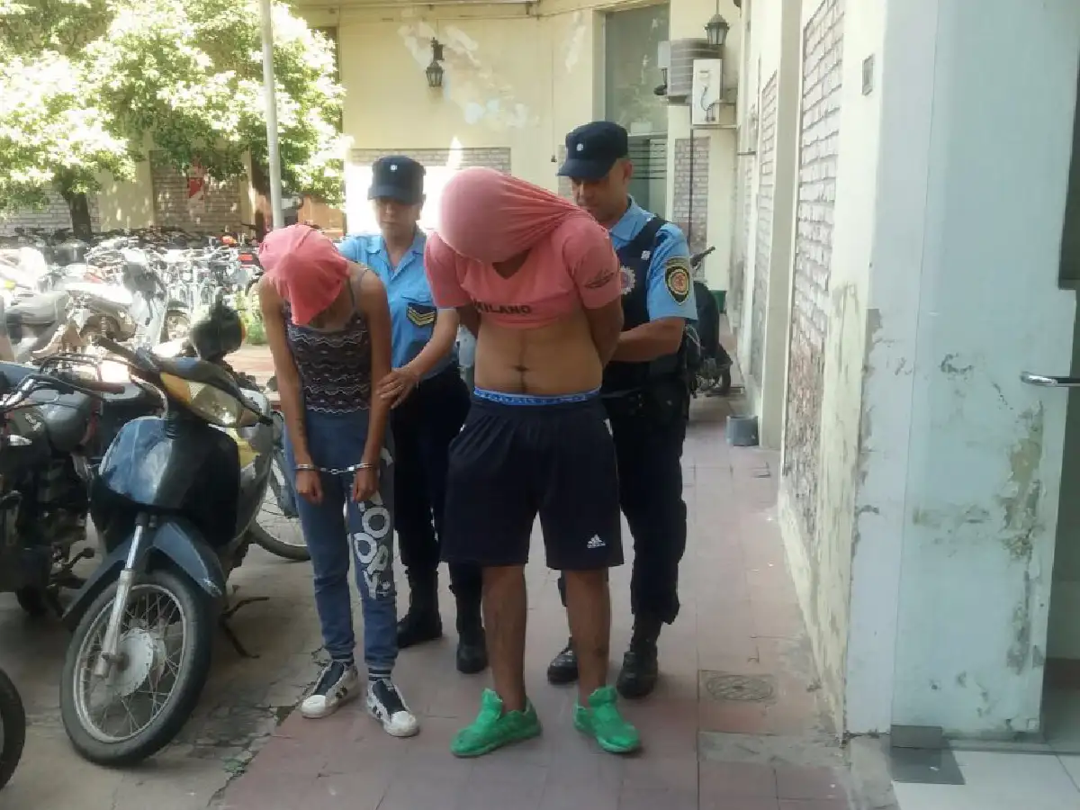 Pareja de “motochorros” detenida por robar un celular  