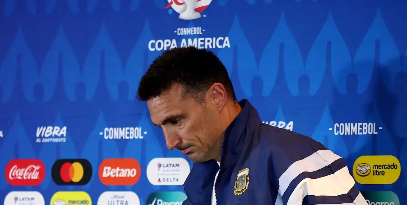 Lionel Scaloni aseguró tener el equipo definido pero aún no lo dio. Crédito: Reuters