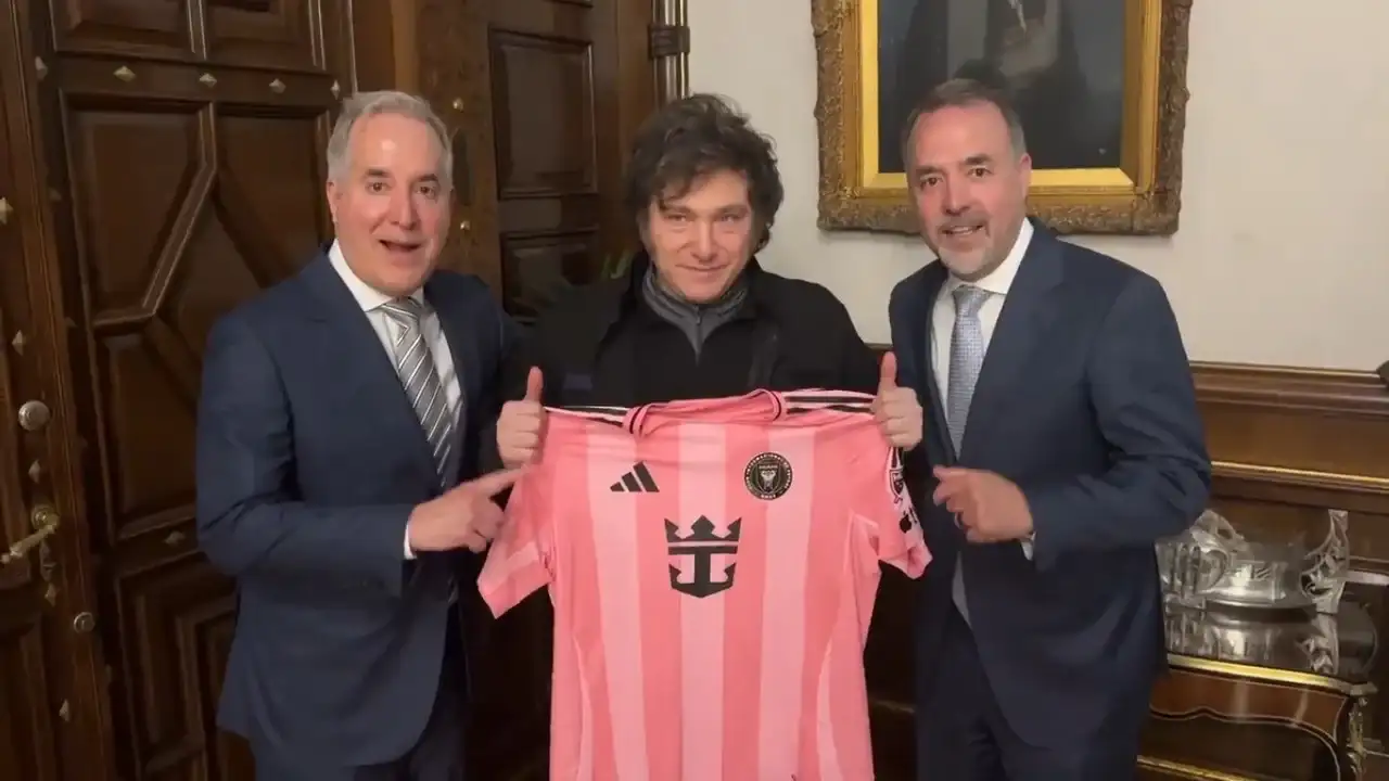 Milei tuvo reuniones con el principal accionista del Inter Miami que le dejó un obsequio.
