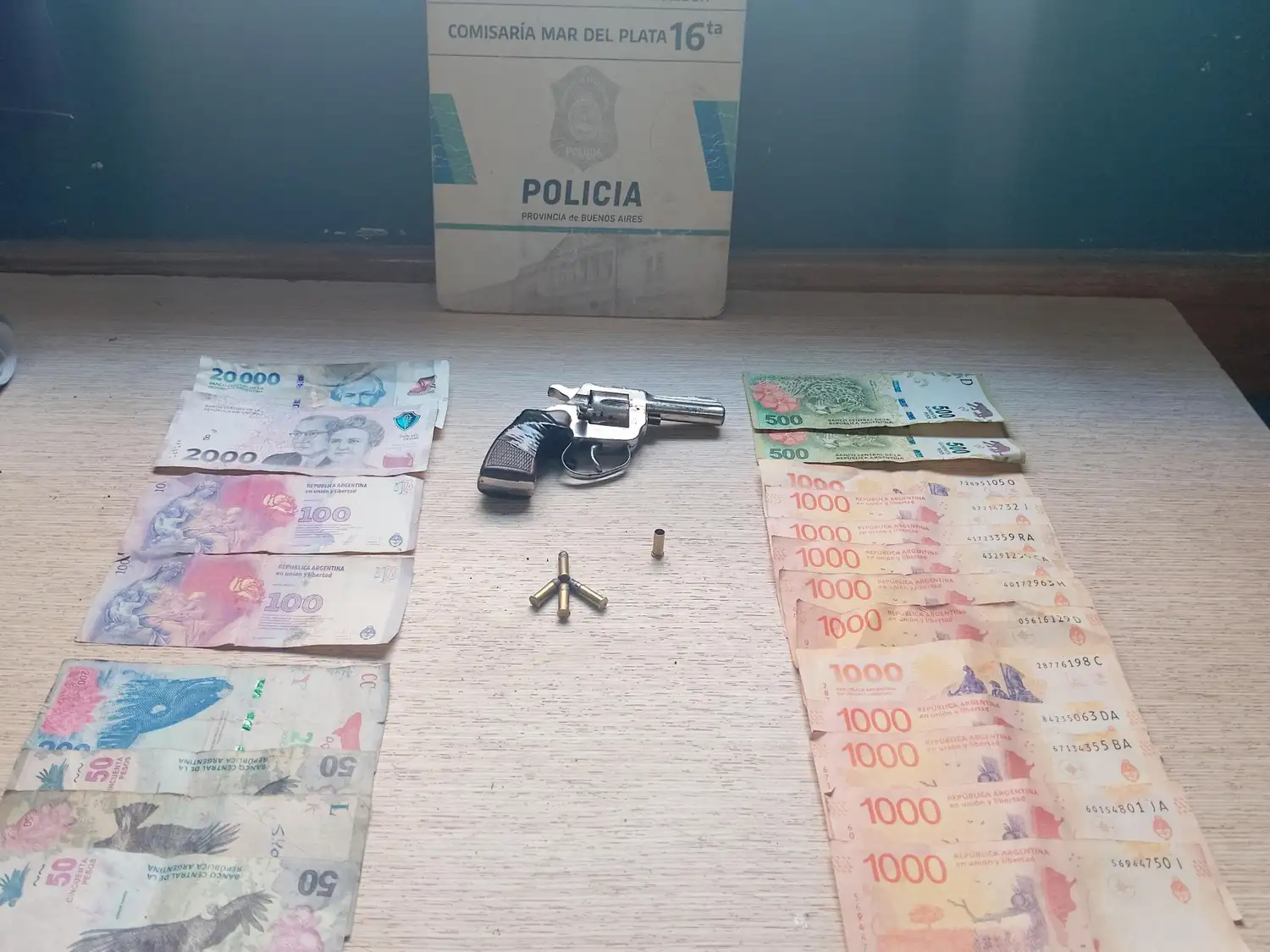 En su poder tenían un revólver calibre 22 con municiones y el dinero sustraído, unos 36.400 pesos, que serán devuelto a la víctima.