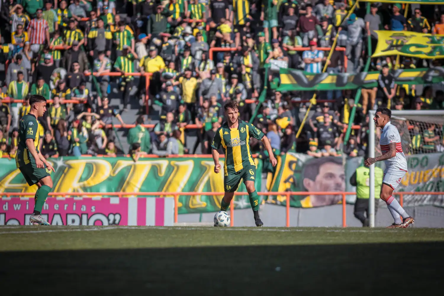 Juan Sills con la pelota en sus pies