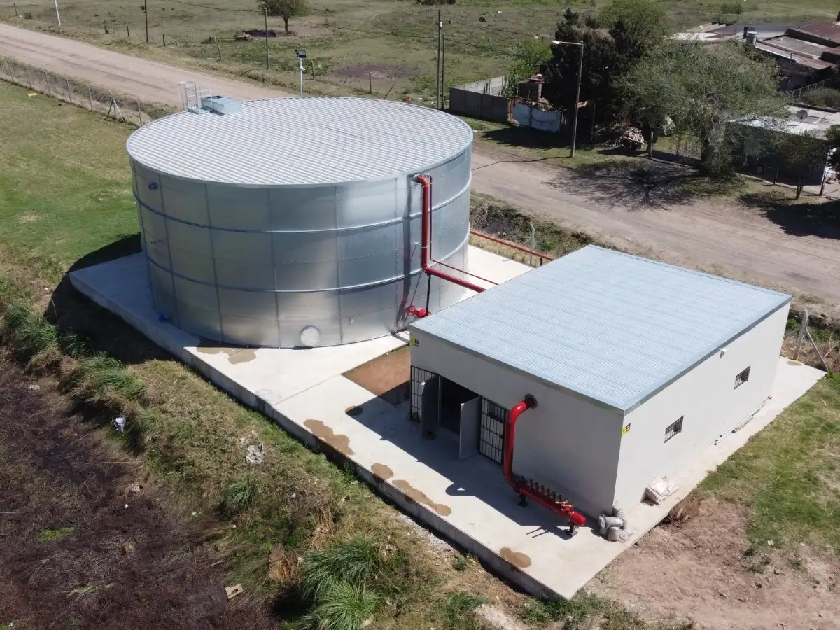 El depósito de agua de Corven Motors, con capacidad para un millón de litros de agua, fue clave para el trabajo bomberil. Foto: Gentileza
