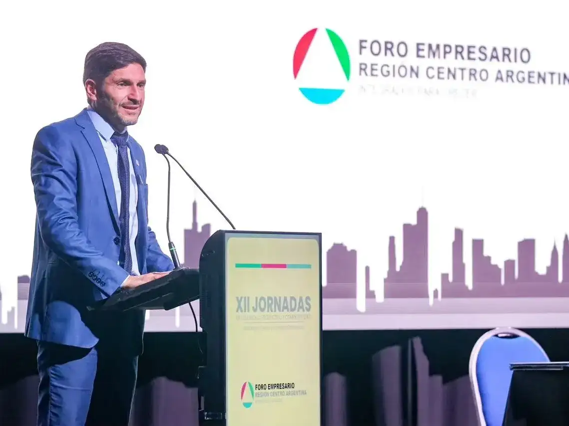 Pullaro presentó el dato como resultado de la reestructuración que llevó a cabo el inicio de su mandato, y afirmó que recibió 15.000 trabajadores más en la planta permanente. Según Argendata, Santa Fe tiene 45,2 empleados públicos cada mil habitantes, detrás de Córdoba, que registra 40,3.