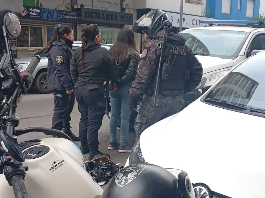 Fuentes judiciales confirmaron que la mujer posee antecedentes por tentativa de robo.