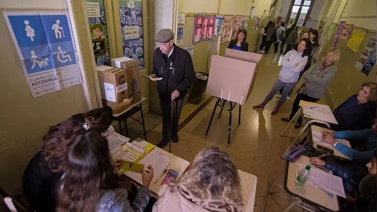 Las elecciones se desarrollan con normalidad en Santa Fe y todo el país