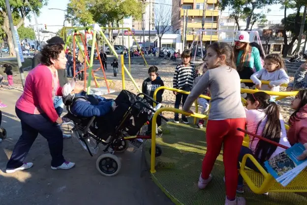 La plaza de de Saavedra y San Martín estrenó juegos inclusivos