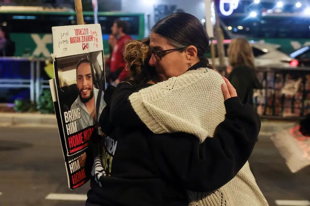 Simpatizantes de los rehenes israelíes secuestrados durante el mortífero ataque de Hamás del 7 de octubre de 2023 se abrazan por las buenas noticias sobre las negociaciones de un alto el fuego en Gaza, en Tel Avi