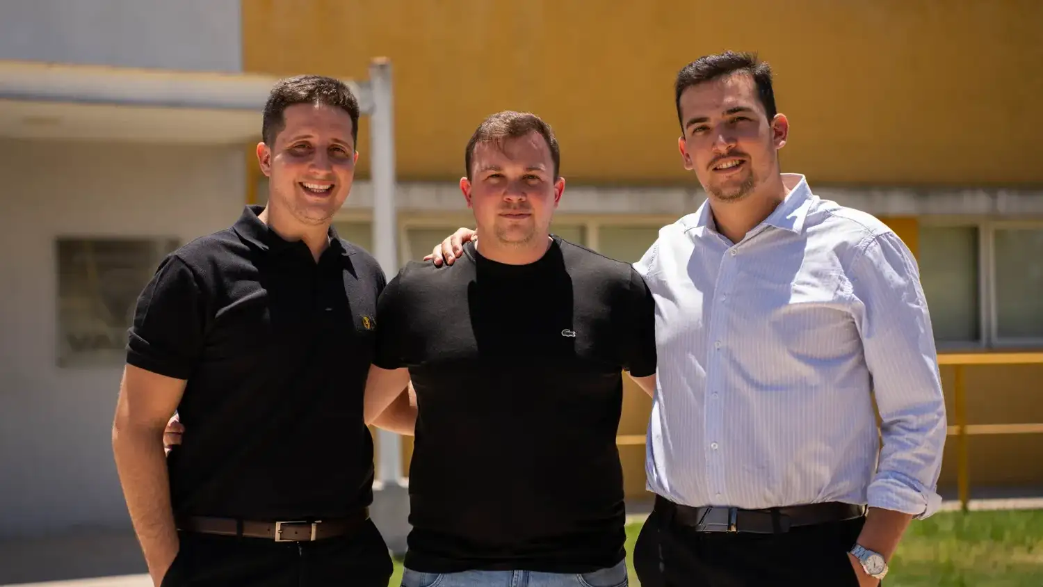 Joaquín Valle, en el centro, integra la tercera generación de la empresa familiar cordobesa que desarrolló junto con Toyota la carrocería de dos papamóviles.