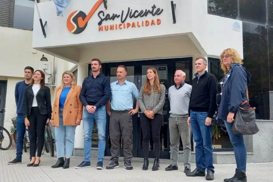 Funcionarios provinciales y locales frente a la municipalidad de San Vicente.