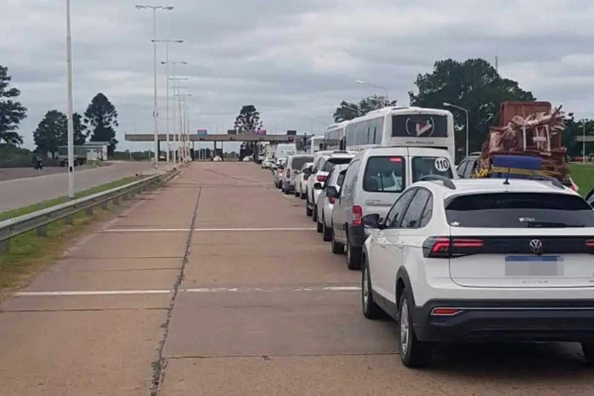 Larga fila de vehículos se formó en las entradas al túnel.