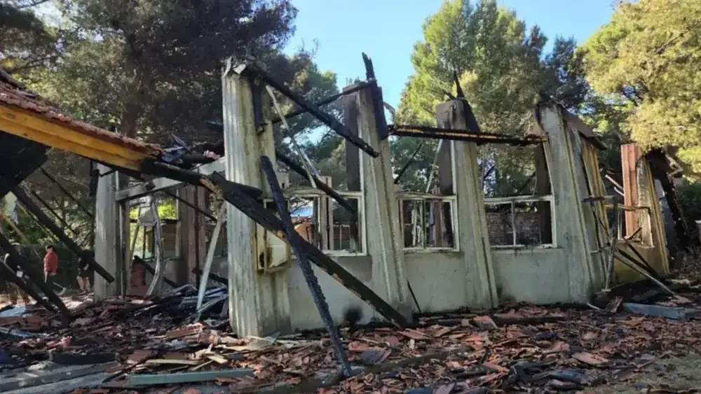 La capilla Sagrada Familia de Pehuén-Có fue arrasada por un incendio. (Foto:La Nueva)
