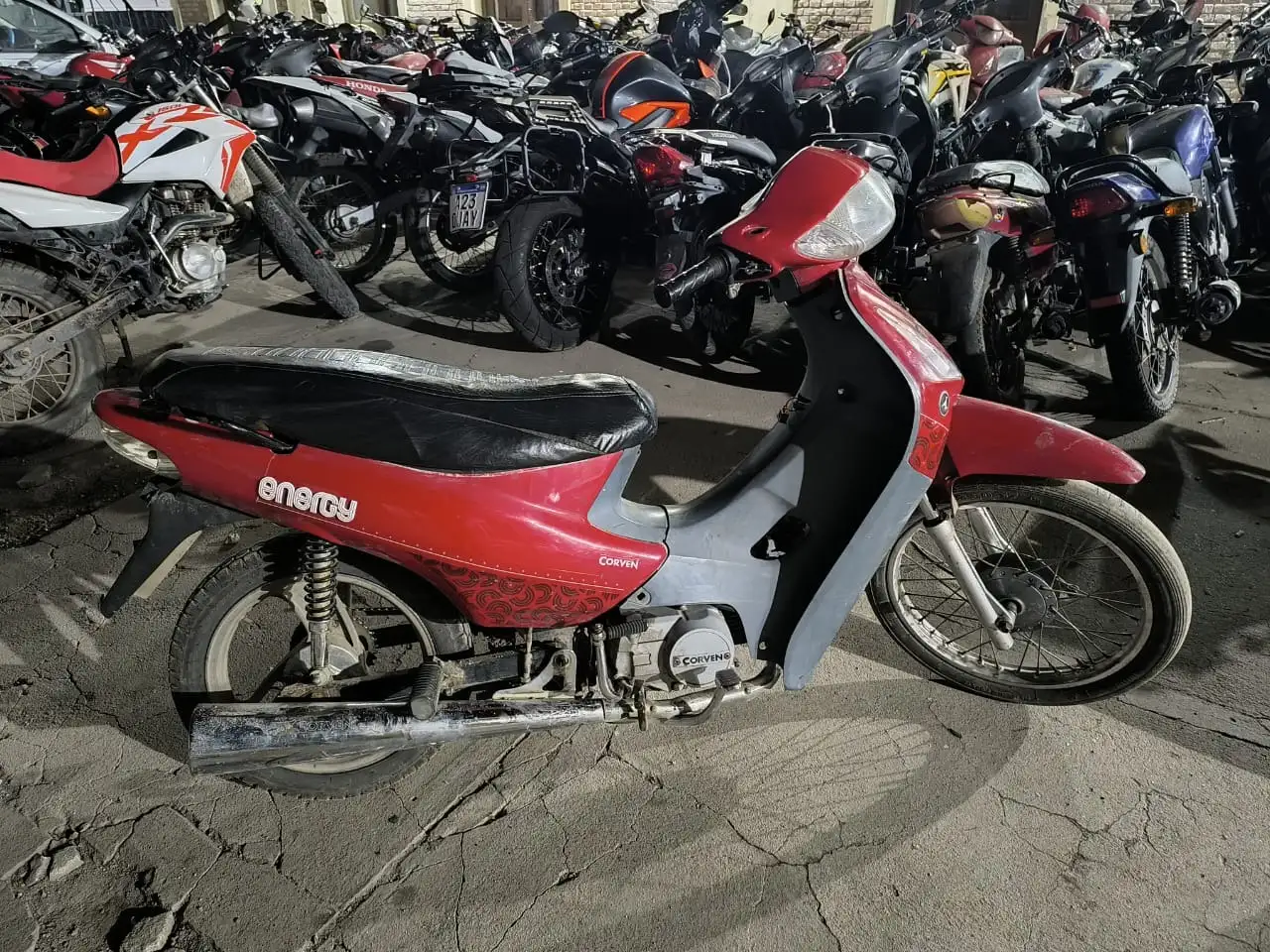 Motocicleta en la que circulaban los jóvenes que amenazaron un aun arma a la guardia local