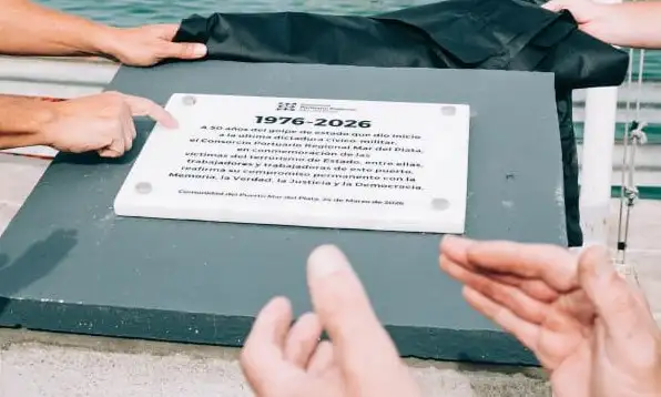 En la Banquina Chica se colocó una placa conmemorativa y se inauguró una muestra fotográfica, a 50 años del golpe militar del 24 de marzo de 1976.